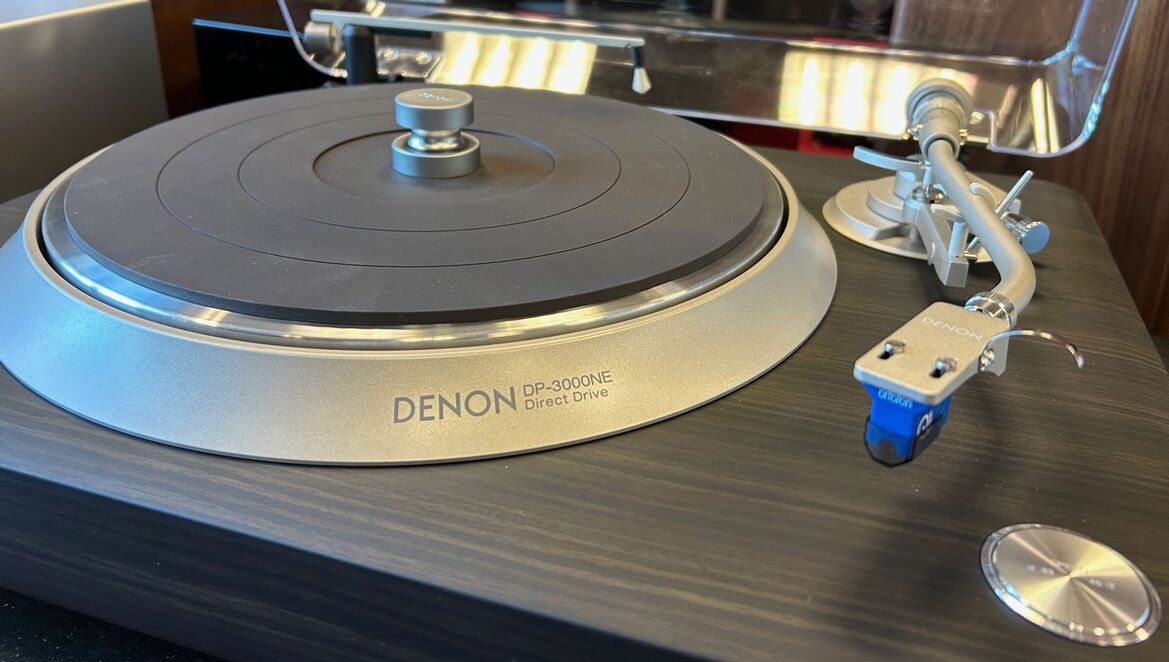 Der Plattenspieler Denon DP-3000NE