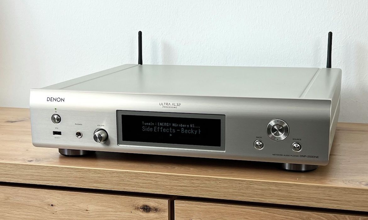 Front des Denon DNP-2000NE