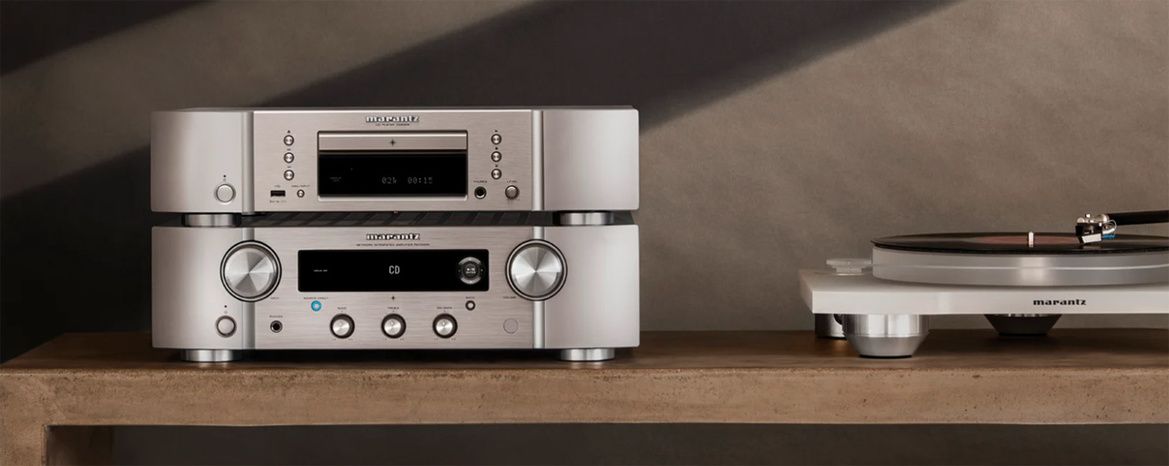 Der PM7000N mit dem CD-Player CD6007 und dem Plattenspieler TT-15S1