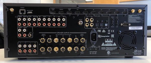 Rückseite des Arcam AVR30 mit Anschlüssen