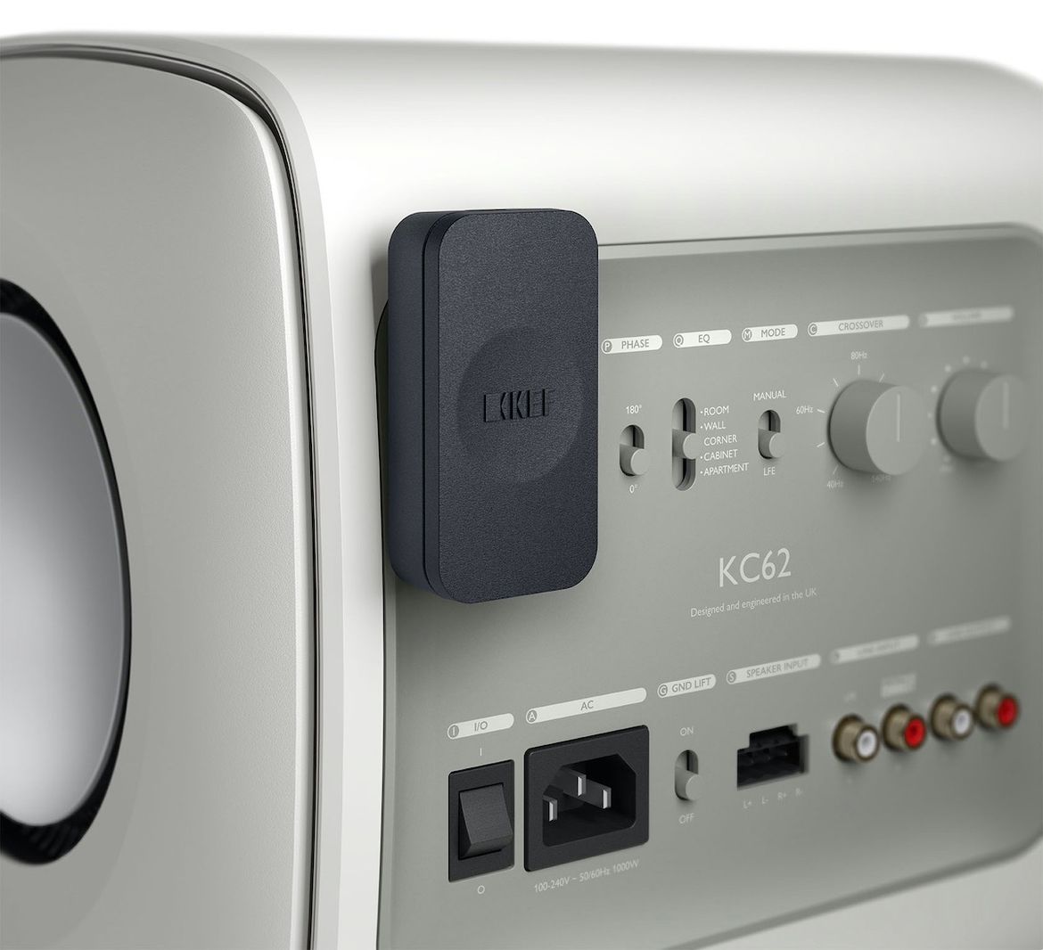 KEF Wireless Subwoofer Adapter Kit KW1 angebracht an der Rückseite des KC62 Subwoofers