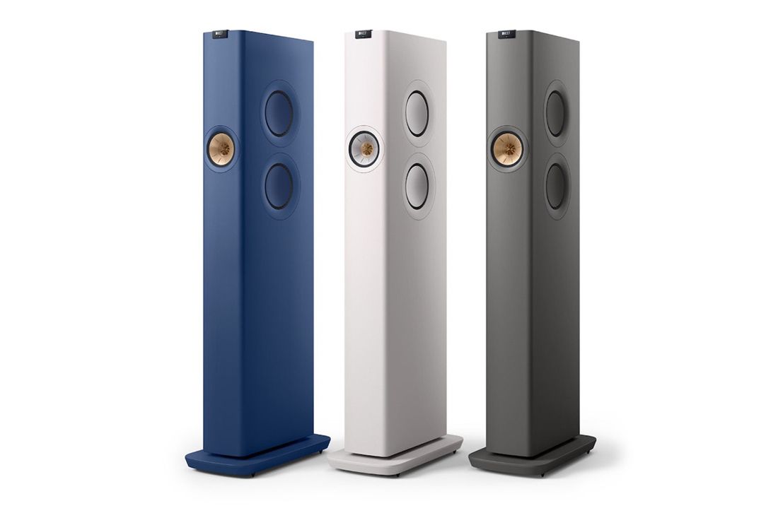 Die KEF LS60 Wireless in Royal Blue, Mineral White und Titanium Grey (von links)