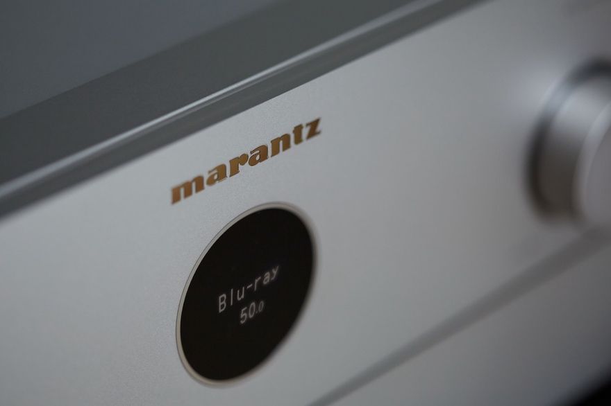 Marantz Cinema 50 in Silbergold - Detailaufnahme