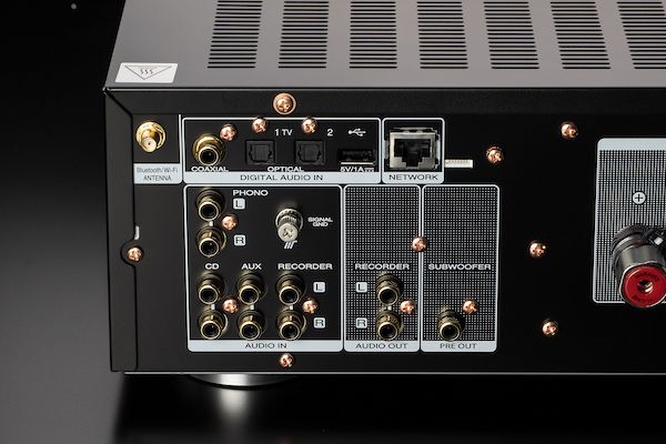 Rückseiteige Anschlüsse des Marantz PM7000N Verstärker s