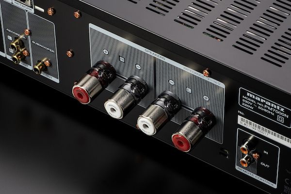 Abbildung der Lautsprecher-Terminals des Marantz PM7000N