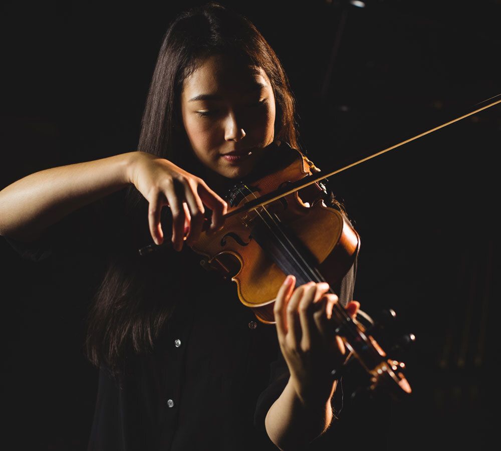 Musikstudentin Violine übend