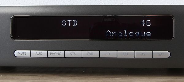 Display und Tasten des Arcam SA-20