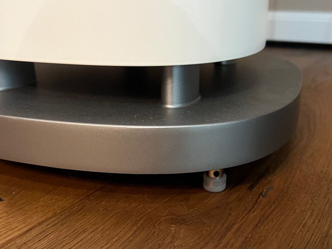 Bowers &amp; Wilkins 804 D4 - Sockel im Detail