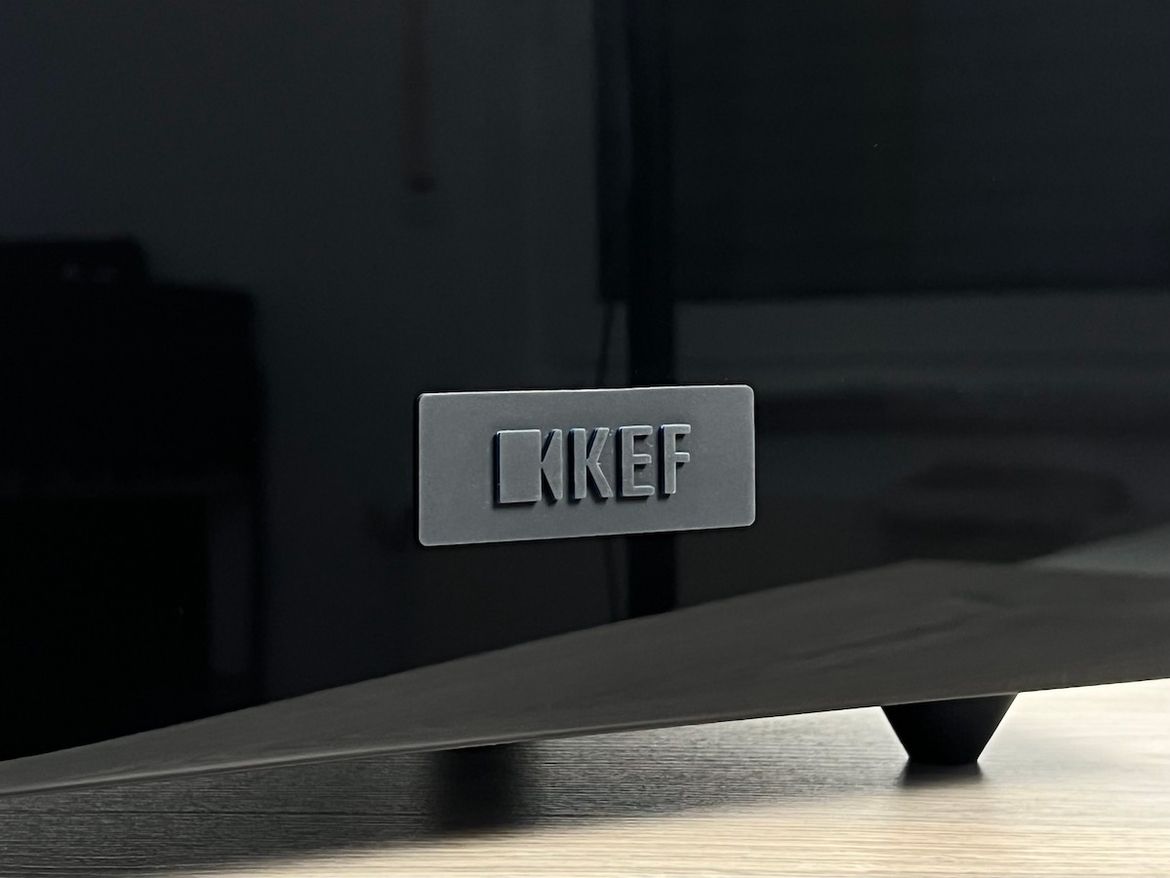 KEF-Logo am Subwoofer vorne