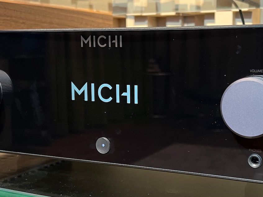 Rotel MICHI  X3 - Display