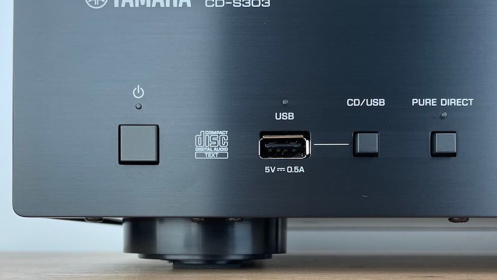Yamaha CD-S303 - Bedienelemente und Gerätestandfuß