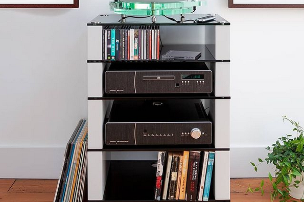 Einrichtungsbeispiel mit einem HiFi-Rack der Blok Stax-Serie