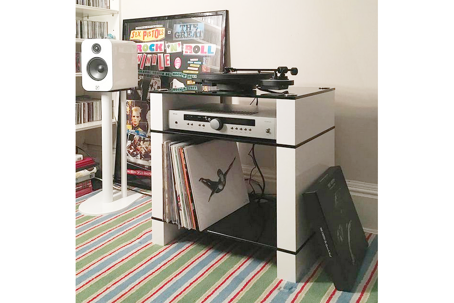 Einrichtungsbeispiel mit einem HiFi-Rack der Blok Stax-Serie