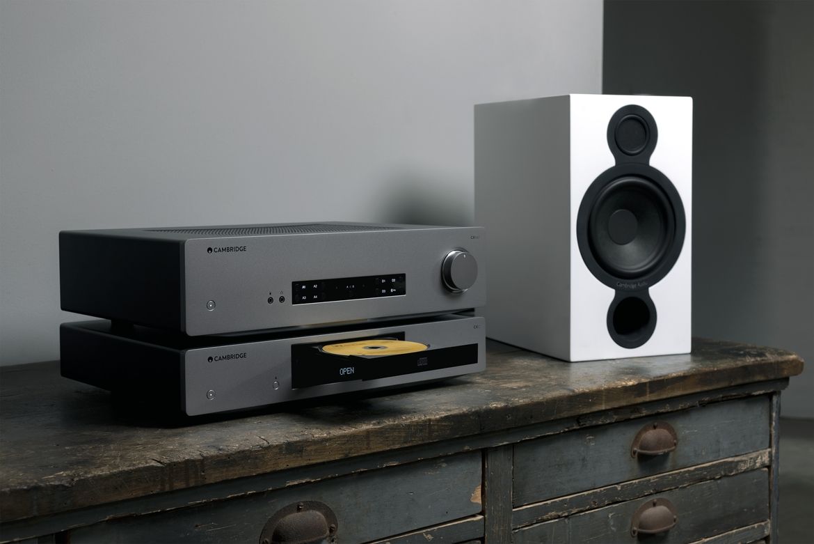 Abbildung des Cambridge Audio CX C v2 und CXA 61 mit weißen Lautsprechern