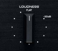 Der Loudness-Knopf in der Front des Yamaha-Verstärkers