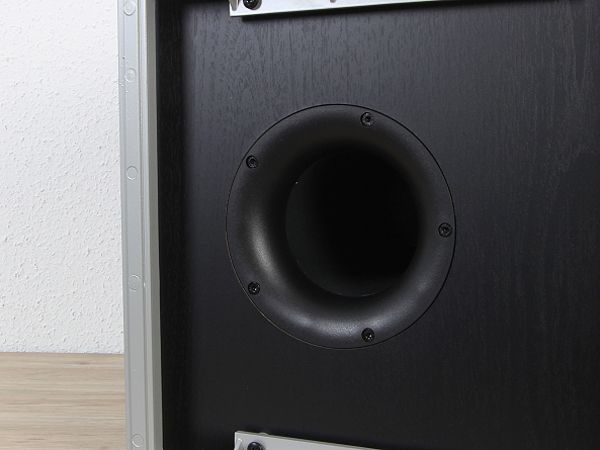 Bassreflexöffnung am Subwoofer unten